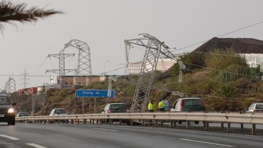 Torres eléctricas y señalización destrozada debido a los fuertes vientos que trajo &#039;Delta&#039;