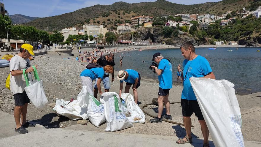 La neteja per terra i mar de la platja de Portbou recull 275 kg de brossa