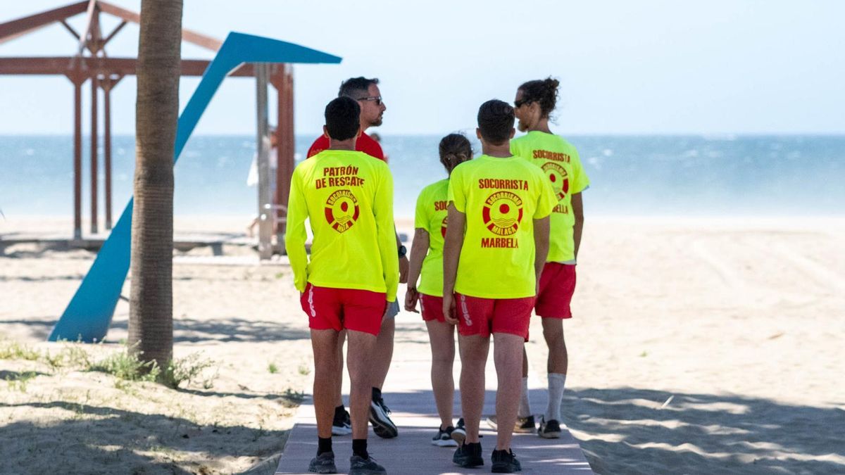 Cinco socorristas del servicio de socorrismo de las playas de Marbella