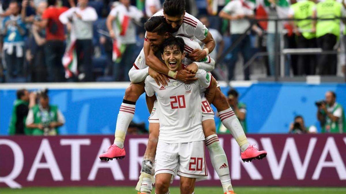 Sardar Azmoun celebrando con sus compañeros la victoria de Irán sobre Marruecos.