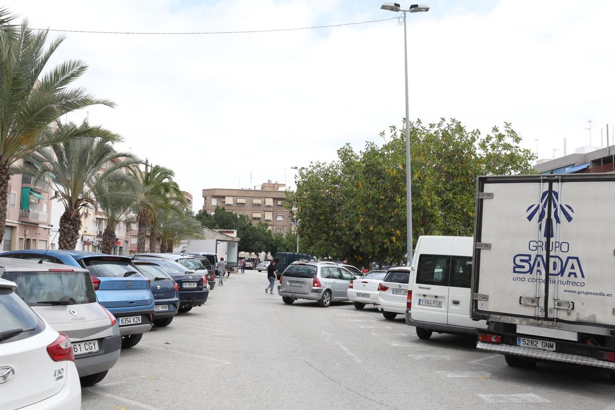 El solar de Jayton que actualmente acoge el mercadillo de los lunes y los sábados en Carrús