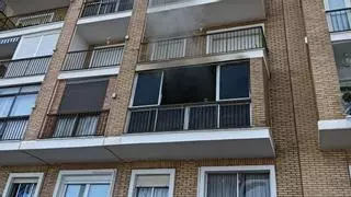 Tres intoxicados por inhalación de humo en un incendio en Dénia