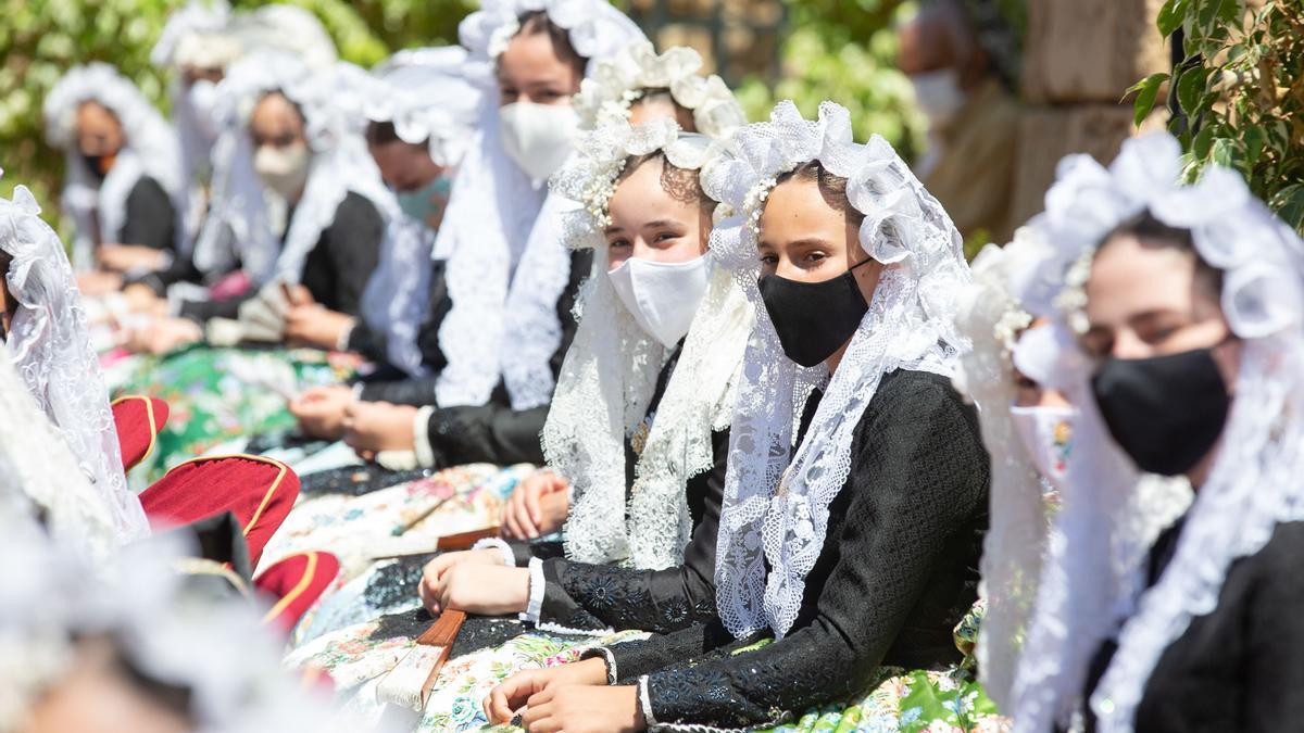 Las 82 candidatas a Bellea del Foc Infantil se reúnen en el Castillo de Santa Bárbara