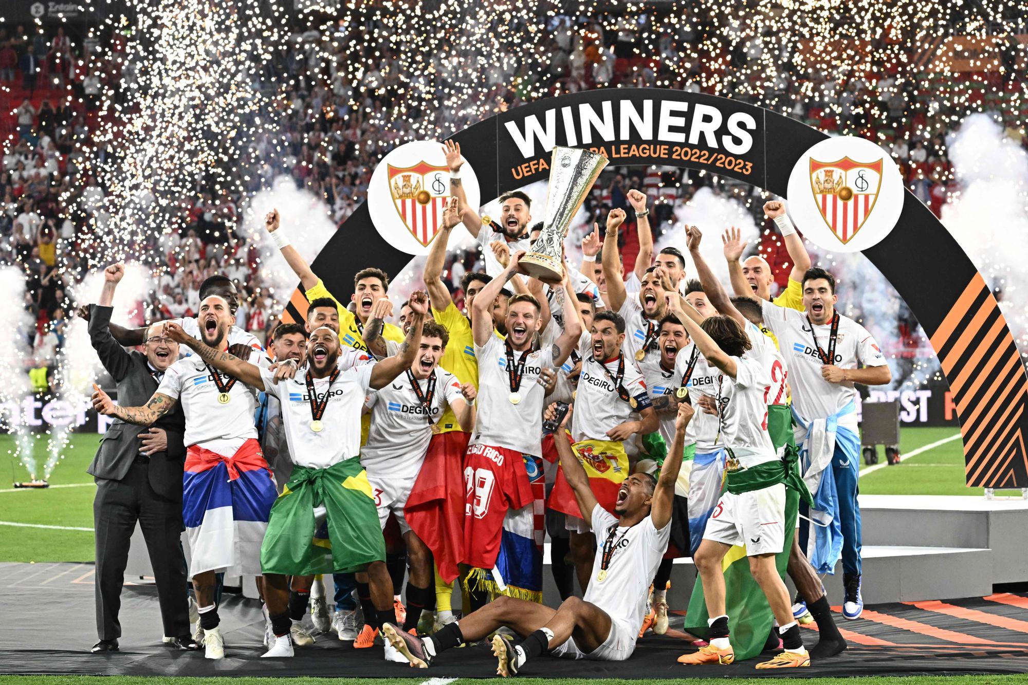 Rakitic y Jesús Navas levantan la Europa League ganada por el Sevilla contra la Roma en Budapest.
