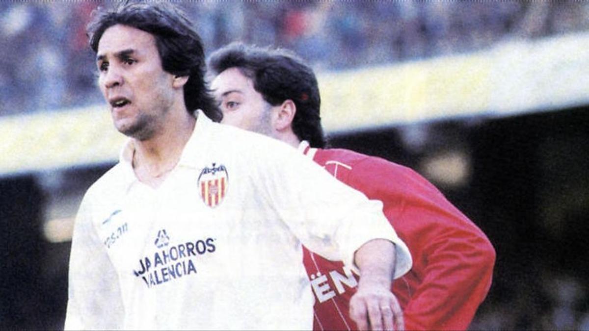 Una imagen de Madjer con la camiseta del Valencia CF