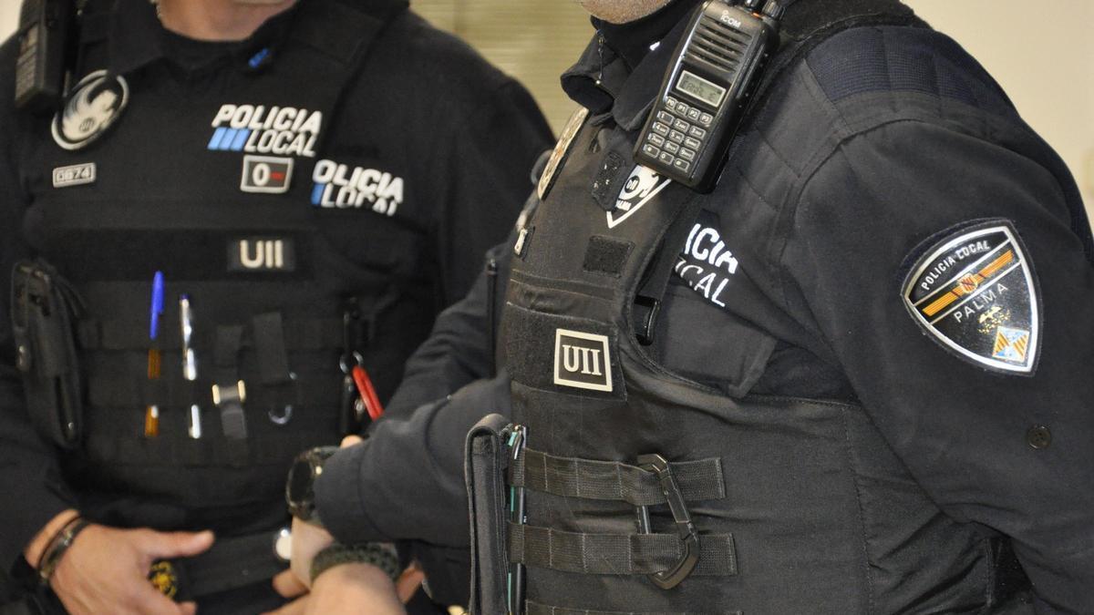 AGRESIONES POLICÍAS PALMA | Detenido tras causar altercados en un local del Paseo Marítimo de Palma, tirar una moto al suelo y atacar a policías locales