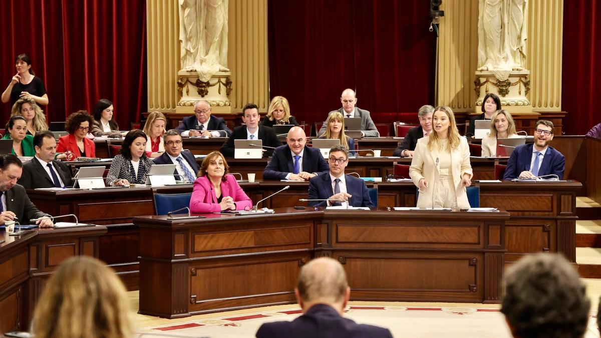 Marga Prohens, en pleno en el Parlament.