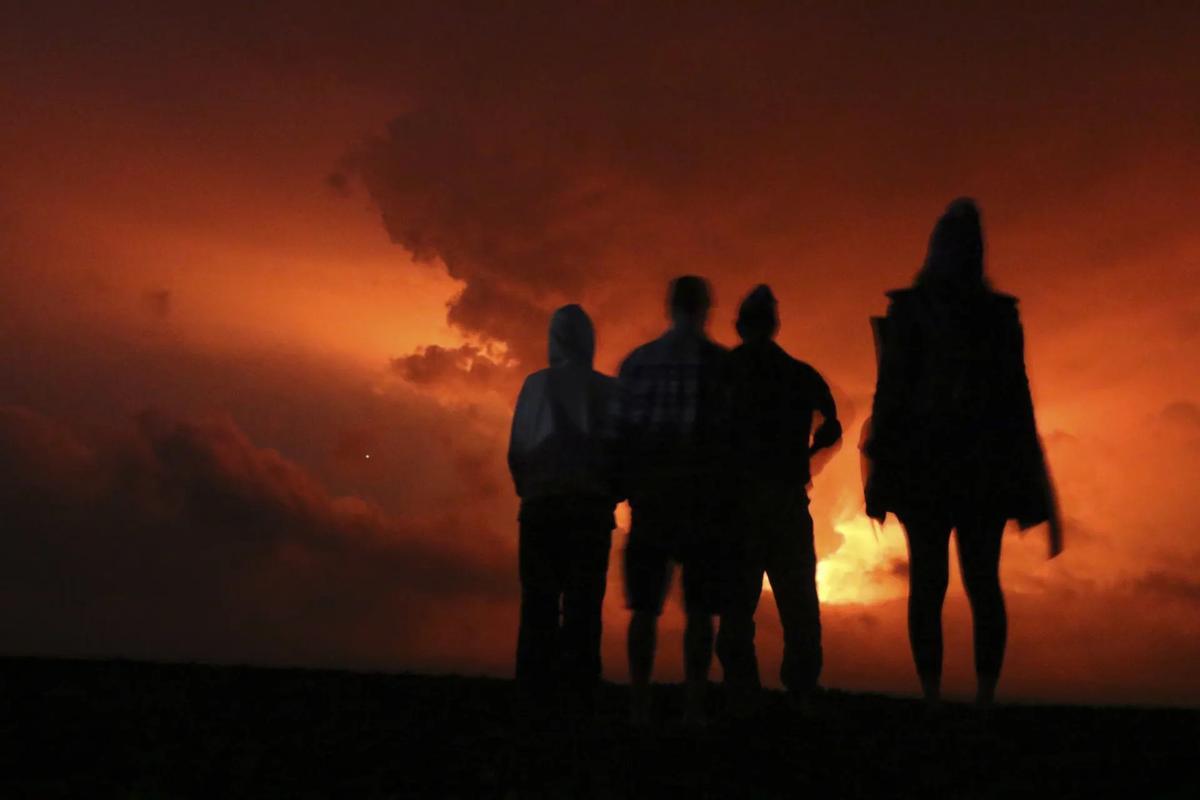Residentes en la isla contemplando la erupción