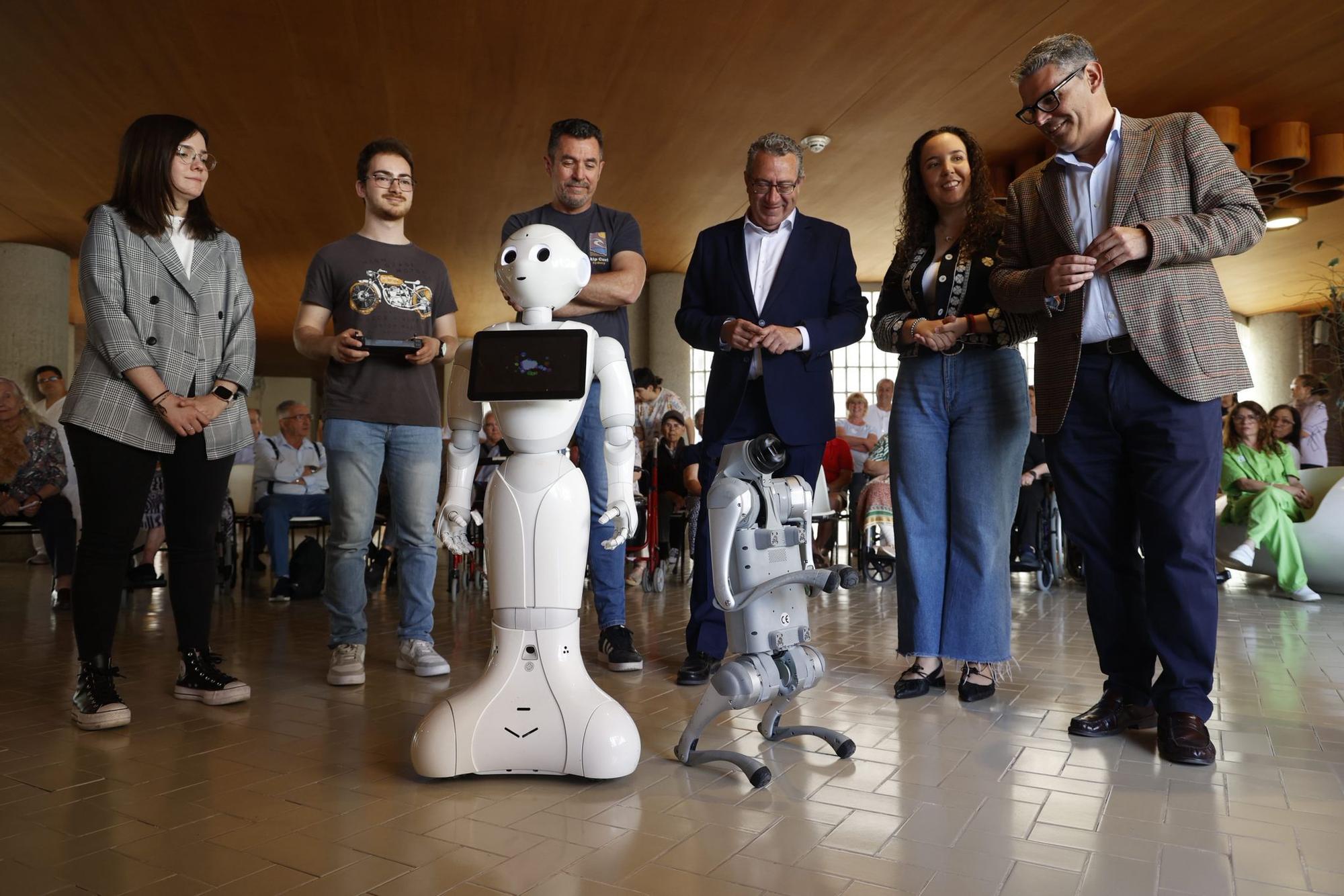 Un humanoide y un perro robot en el Hogar Provincial de Alicante