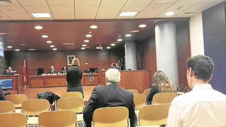 Rebajan la pena a una enfermera de Cáceres que espió a su exyerno