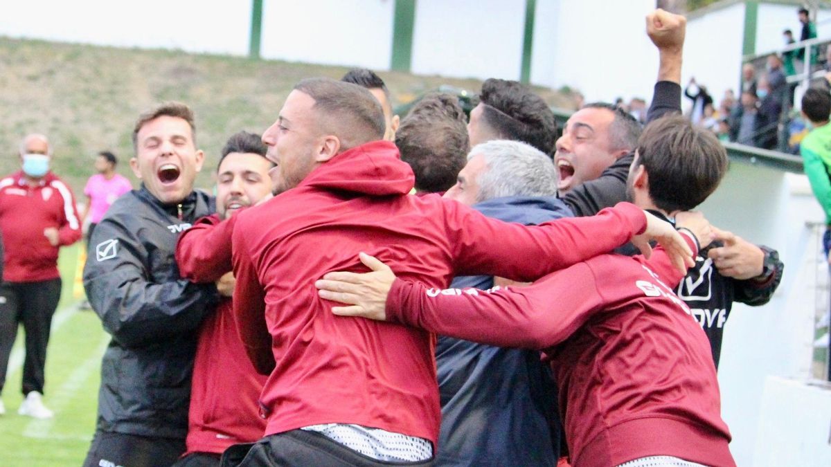 El entrenador, Germán Crespo, celebra con todo el banquillo el gol anotado por Omar en Antequera.