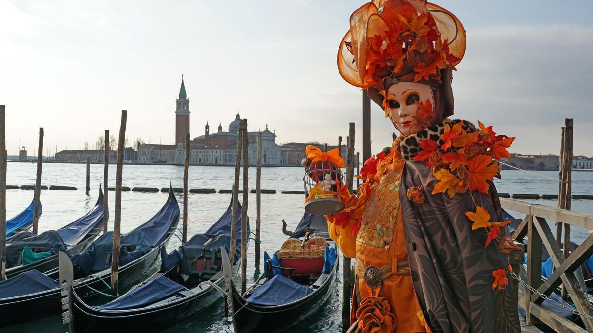 Una persona disfrazada cerca de la plaza San Marcos de Venecia.