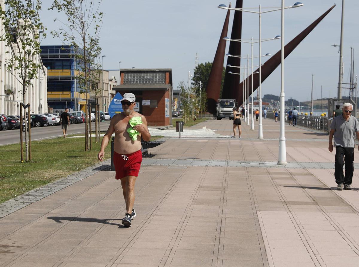 Vecinos en el paseo de la ría de Avilés.