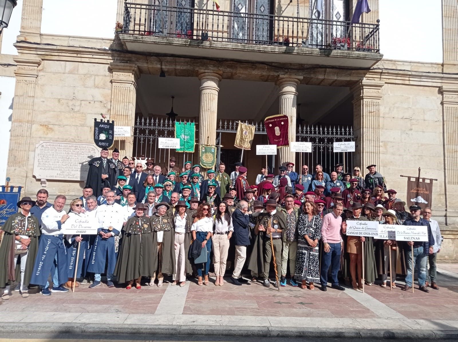 El  VII Capítulo de la Cofradía del Queso Gamonéu convierte Cangas de Onís en una fiesta: