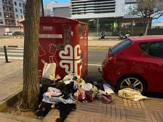 Más ropa en los contenedores que se colapsan por el ‘cambio de armario’ en Castelló