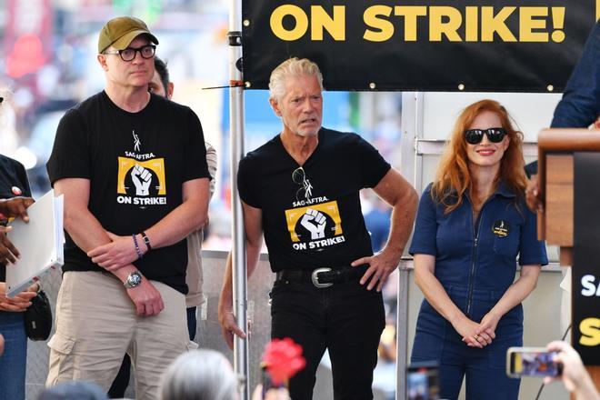 Brendan Fraser, Stephen Lang y Jessica Chastain en la huelga de actores de Hollywood