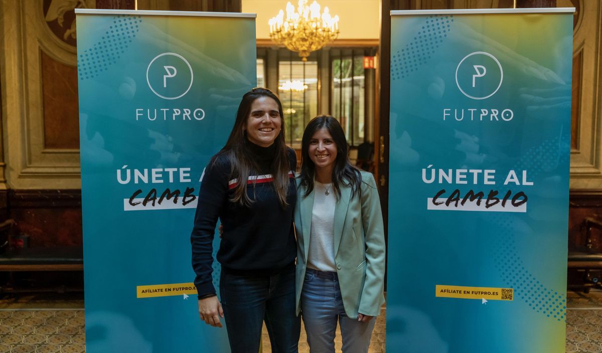 La presidenta de Futpro, Amanda Gutiérrez (derecha), junto a la futbolista Andrea Pereira. /