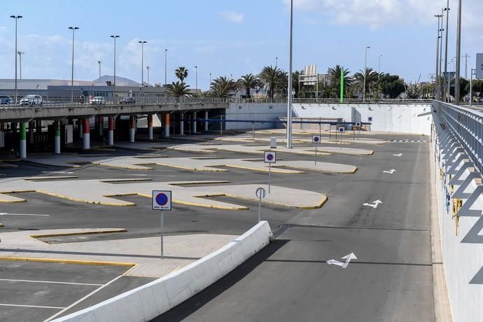 26-03-20  GRAN CANARIA. AEROPUERTO DE GRAN CANARIA. INGENIO TELDE. . Efecto del Covid-19 en el Aeropuerto de Gran Canaria, plataforma de aparcamiento de aviones vacía, últimos turistas y últimos en llegar.  Fotos: Juan Castro.