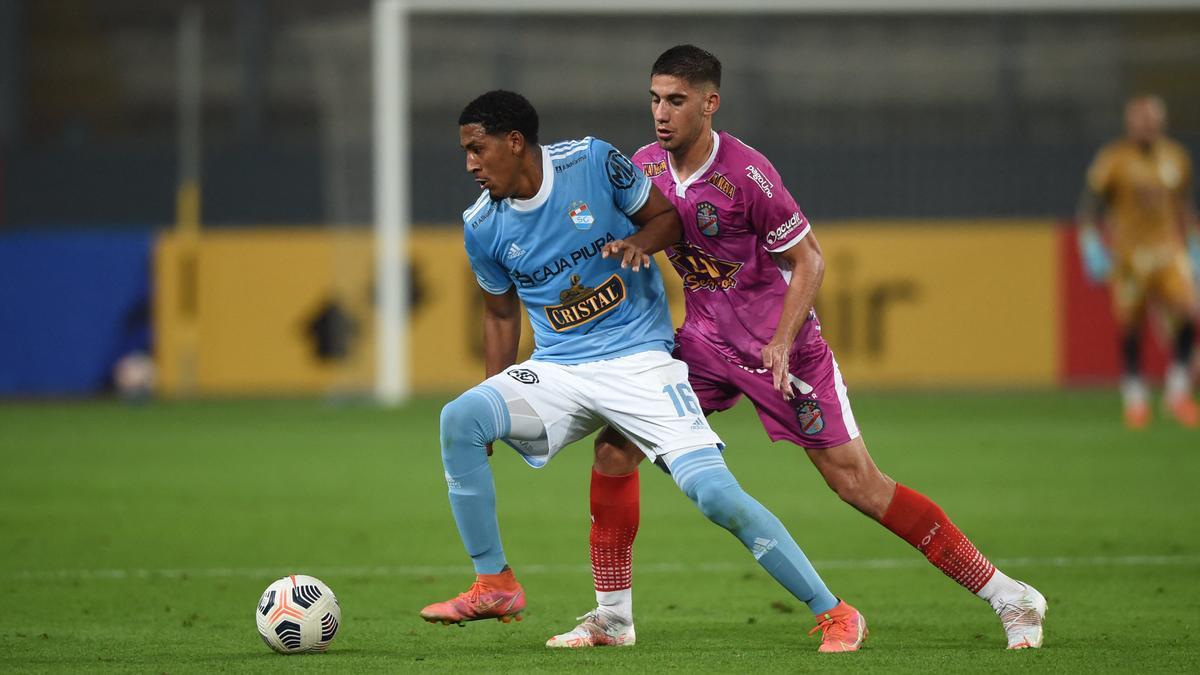 Un instante del Sporting Cristal - Arsenal de Sarandí.