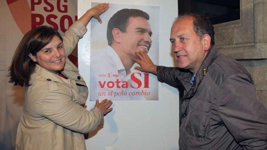Cancela y Leiceaga, en el acto simbólico de pegada de carteles para las elecciones generales del 26 de junio.