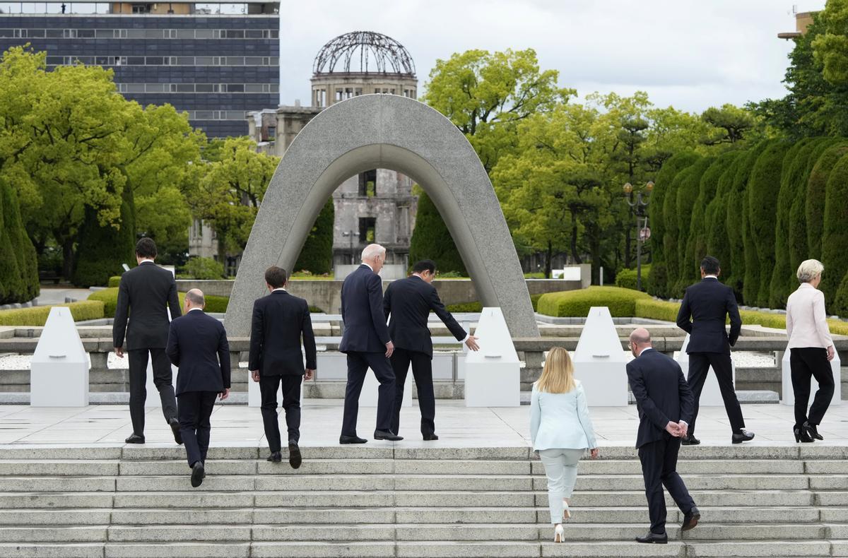 Los líderes del G7 visitan el Memorial Park para las víctimas de la bomba atómica en Hiroshima, entre protestas