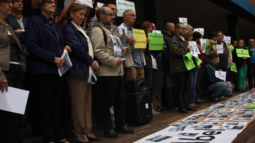 Delegats sindicals homenatjant Abel Martínez, poc després del seu assassinat.