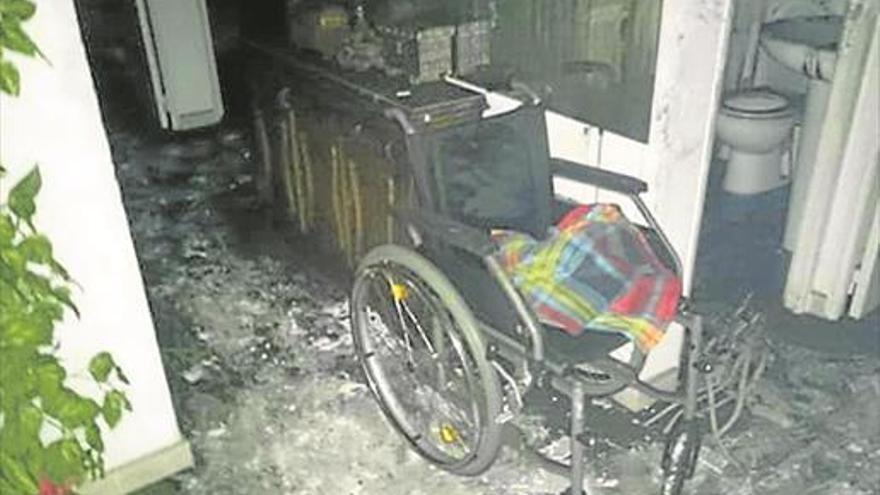 Una mujer de 88 años que dormía sola está grave tras el incendio de su piso