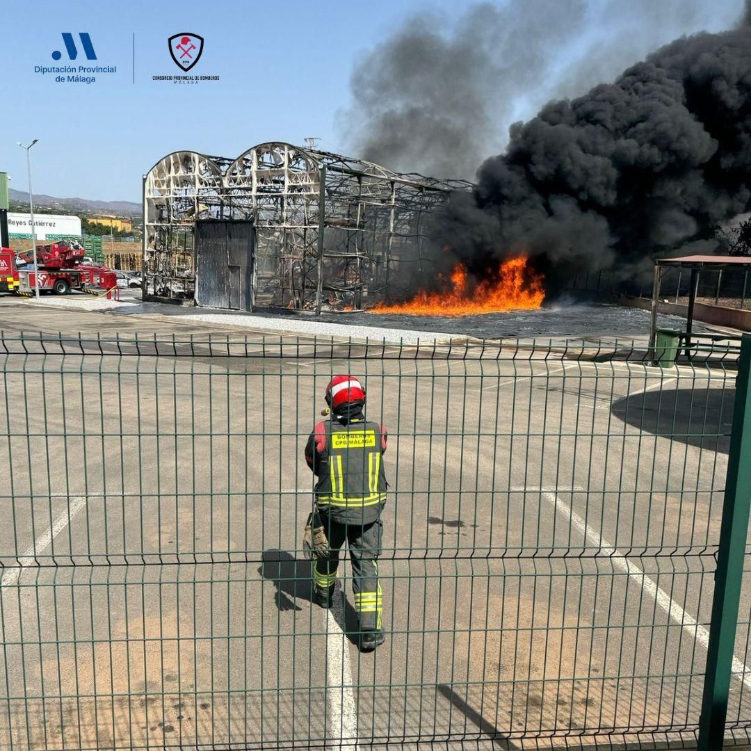 Un incendio calcina dos naves de una explotación de subtropicales en Vélez