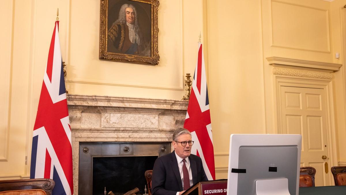 Keir Starmer, primer ministro del Reino Unido, ofrece una llamada virtual con líderes internacionales sobre el apoyo a Ucrania, en el número 10 de Downing Street, Londres, Reino Unido, el sábado 15 de marzo de 2025.