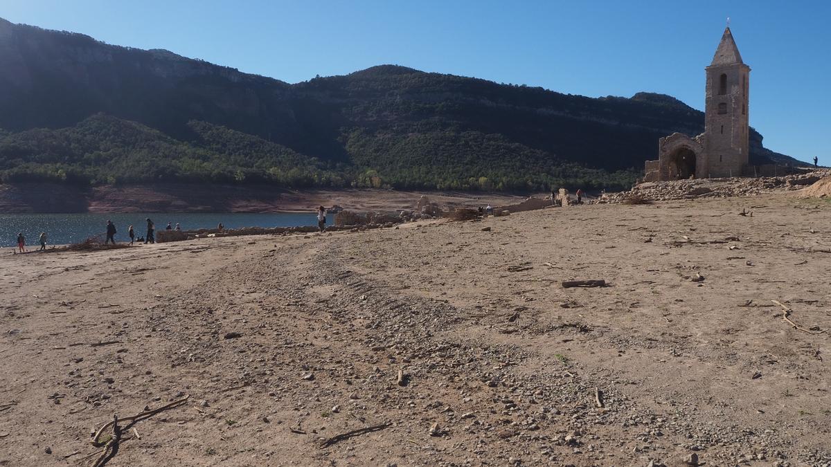 Turismo de sequía en el pantano de Sau