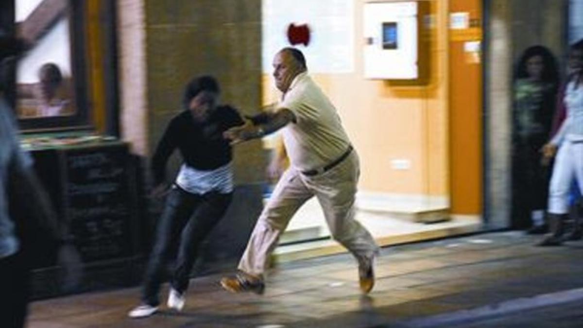 Un turista intenta atrapar a una joven nigeriana que le acaba de robar la cartera en la Rambla, en julio.