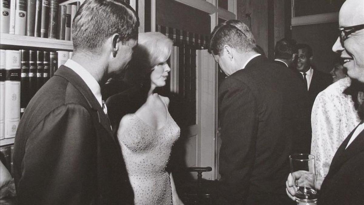 Monroe, entre Robert y John Kennedy, de los que fue amante, aquella icónica noche de mayo de 1962.  