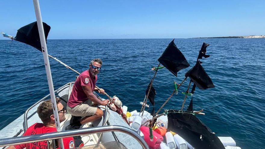Retiran un palangre en la costa norte de Lanzarote que ponía en riesgo la navegación