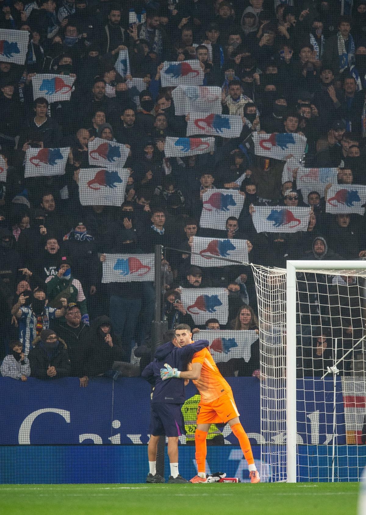 El portero Joan Garcia, antes del inicio del partido en Cornellà.