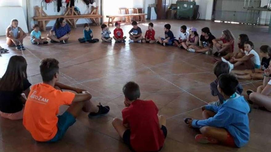 Treinta niños en el campamento urbano organizado por Montes Negros.