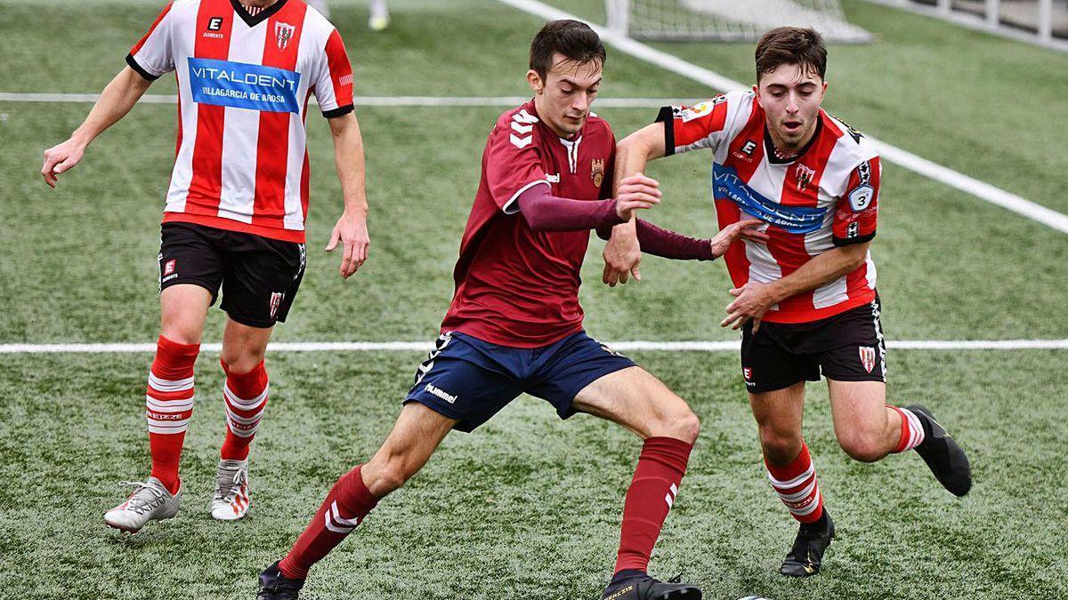 Manu Santos, a la izquierda de la imagen, en un duelo entre Céltiga y Pontevedra B.