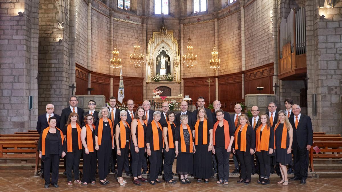 La Coral Cardonina davant la imatge de la Mare de Déu del Patrocini a l'església  de Sant Miquel