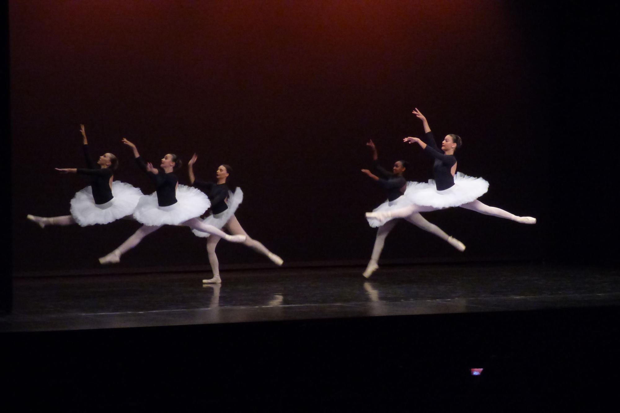 Les alumnes de l'Stage Intensiu de l'Escola de Dansa Marta Coll