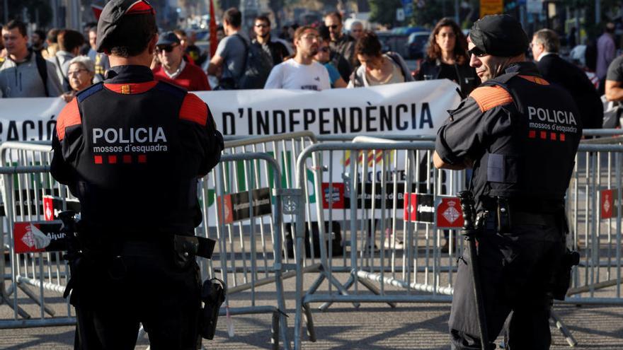 Miles de personas celebran en las calles de Cataluña la ruptura con España