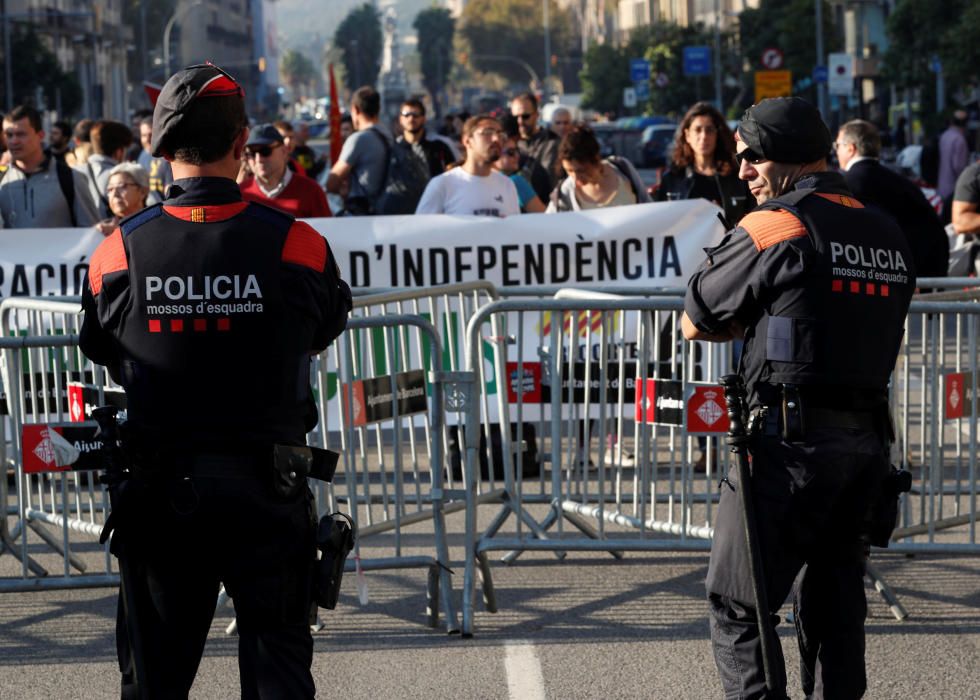 Miles de personas celebran frente al Parlament la aprobación de la independencia