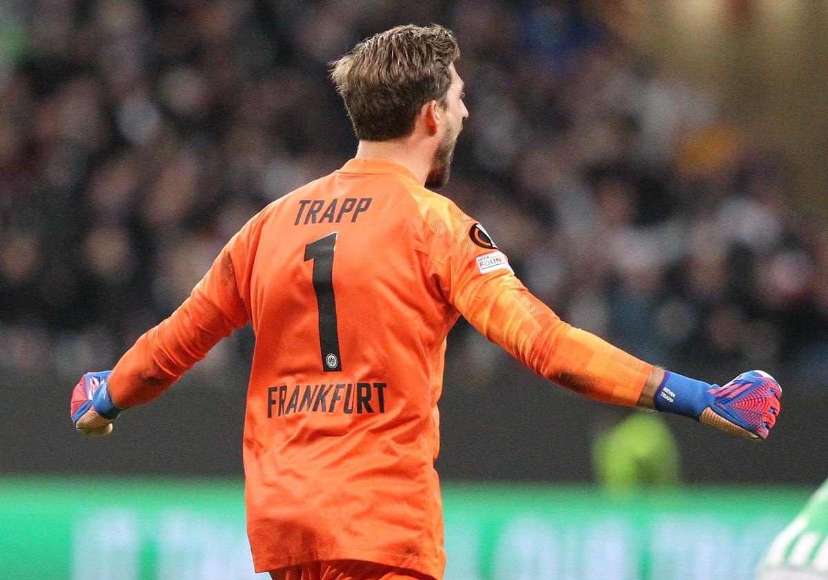 Trapp, el portero del Eintracht de Frankfurt, festeja la clasificación a cuartos de la Europa League tras eliminar al Betis en la prórroga.