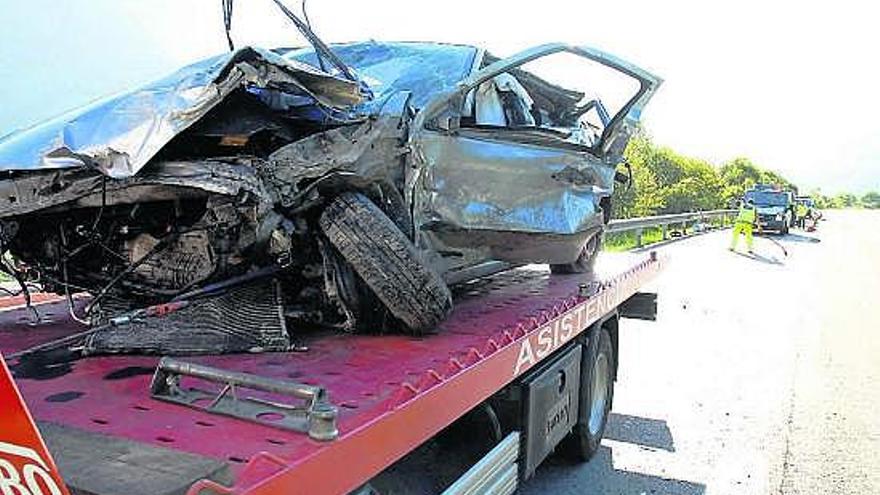 Estado en que quedó el vehículo siniestrado ayer en la autopista del Huerna.