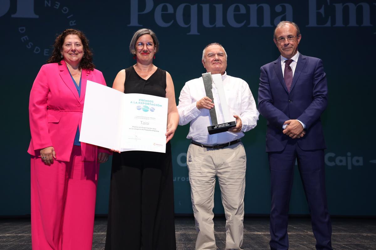 El Premio Pequeña Empresa fue para Taisi y lo recogieron Ruth Lázaro Torres, CEO de la empresa, y su padre, José María Lázaro Francia. Entregaron el premio María López Palacín, vicepresidente de Cámara, y Antonio Lacoma, director territorial de Ibercaja en Aragón.