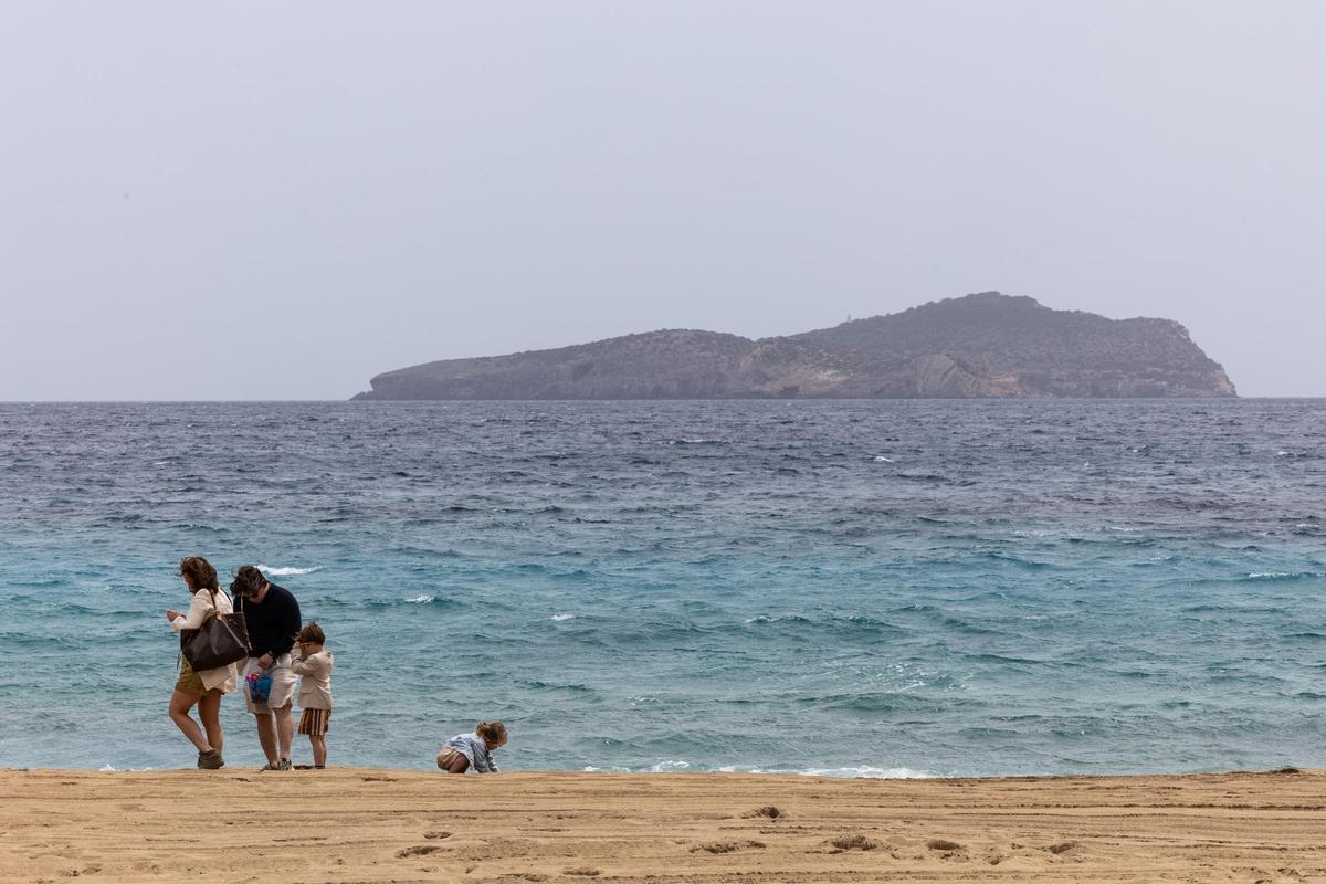 Una pareja en una playa de Ibiza en primavera.
