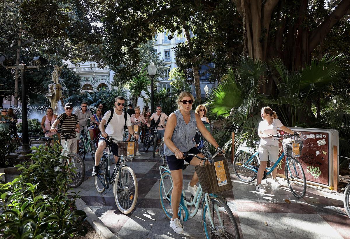 Cruceristas paseando en bicicleta este lunes por el centro de la ciudad.
