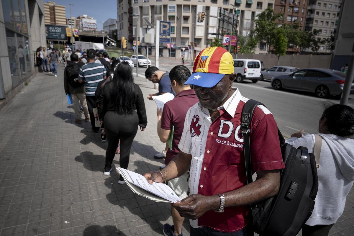 Unas 3000 personas migrantes hacen cola en La Farga de L'Hospitalet para pedir la regularización