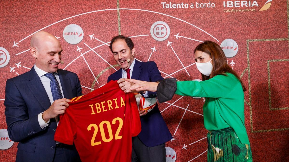 Firma del acuerdo entre la RFEF e Iberia
