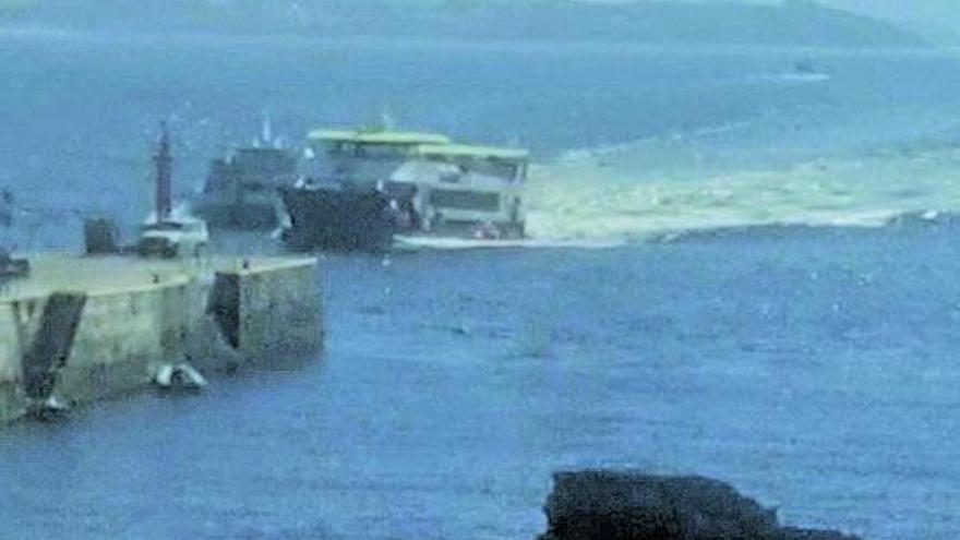 3. La secuencia de la arriesgada maniobra de llegada al muelle de Ons. Los dos barcos muy cerca de la punta del muelle y el de Nabia inicia la maniobra para rebasar al de Cruceros Rías Baixas.