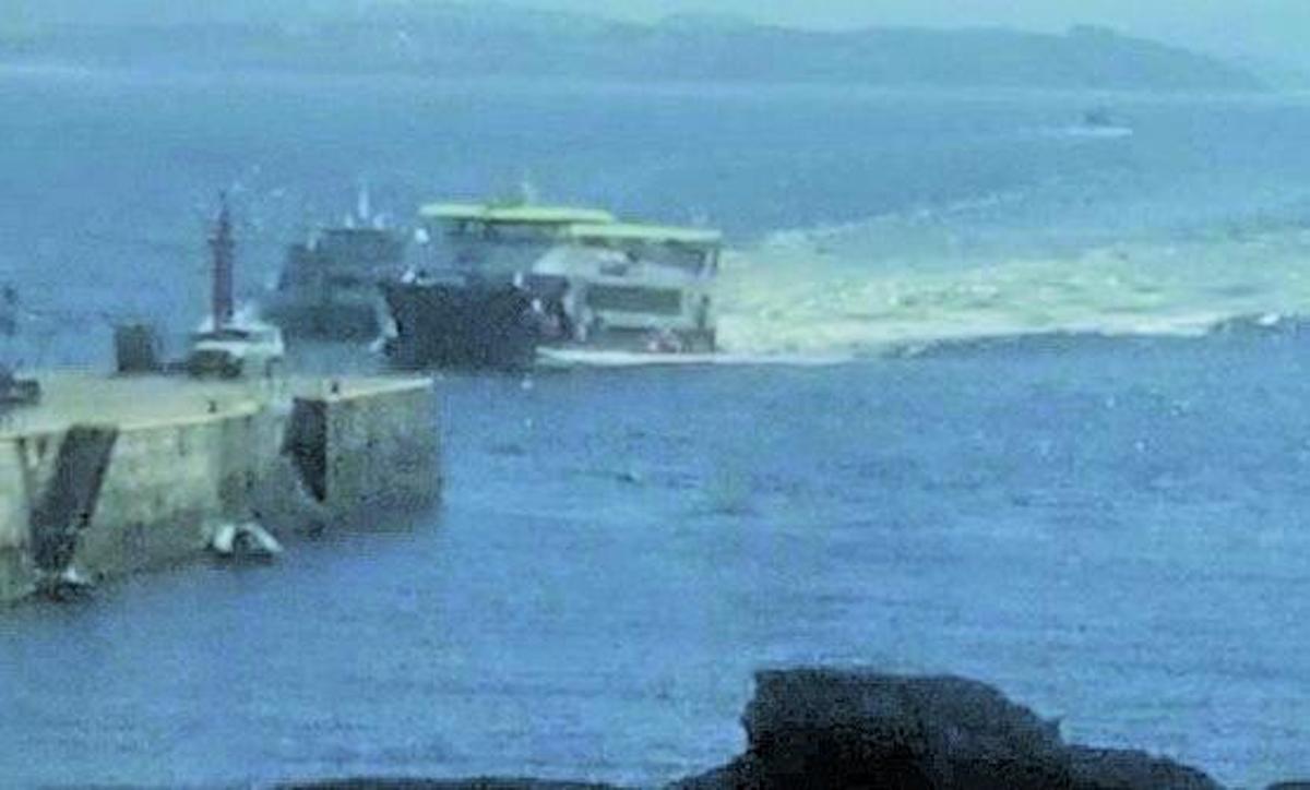 La secuencia de la arriesgada maniobra de llegada al muelle de Ons.