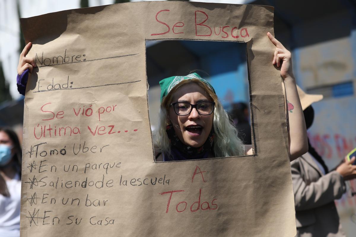 Imagen de colectivos feministas protestando en Ciudad de México y exigiendo justicia por el feminicidio de Debanhi Escobar, el 24 de abril de 2022.